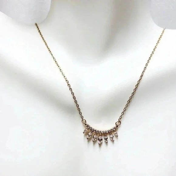 ALYCIA Leaves Necklace - Picture 3 of 5